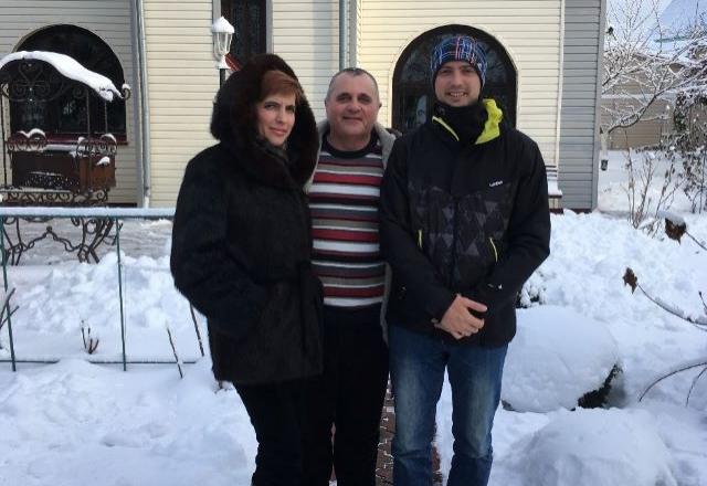 Maksym Ziberov e seus pais Leonid e Galyna