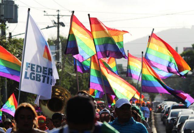 Manifestação LGBTQIA+ com bandeiras nas ruas