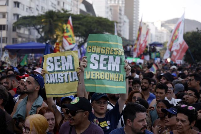 Manifestantes protestam contra a PEC da Blindagem e PL da Anistia na orla de Copacabana l Foto: Tânia Rêgo/Agência Brasil