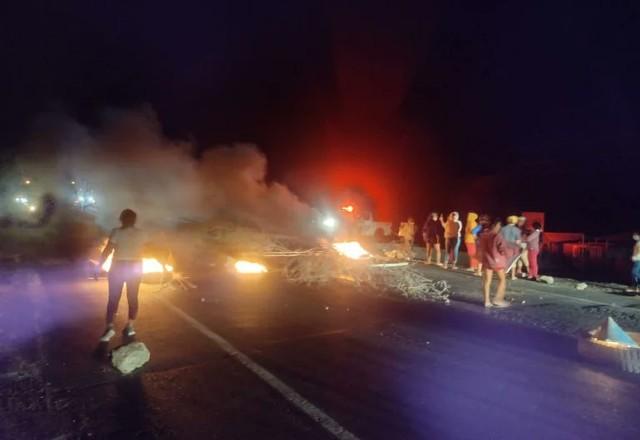 Manifestantes colocam fogo em pneus durante protestos no Peru