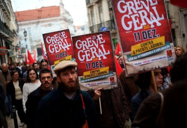 Manifestantes contrários ao plano do governo para reformular a legislação trabalhista, em Lisboa, Portugal | 11/12/2025/Reuters/Pedro Nunes