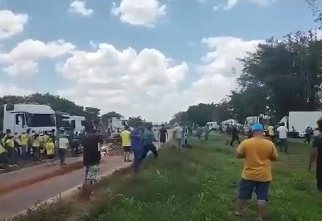Manifestantes em rodovia