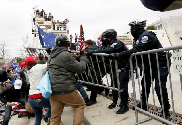 Manifestantes entram em confronto com a polícia em frente ao Congresso americano