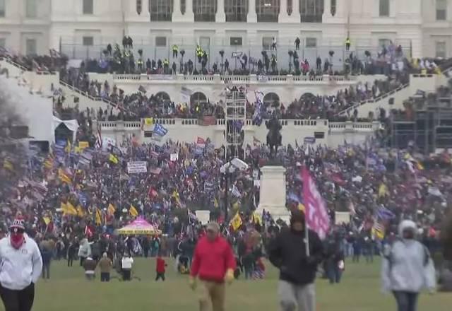 Manifestantes invadiram Congresso dos EUA em protesto contra vitória de Biden