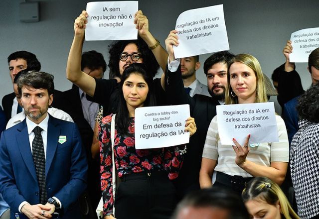 Manifestantes na sessão da CTIA na terça-feira. Após entendimento entre governistas e oposição, CTIA vota hoje projeto que deve seguir ao plenário do Senado | Geraldo Magela/Agência Senado