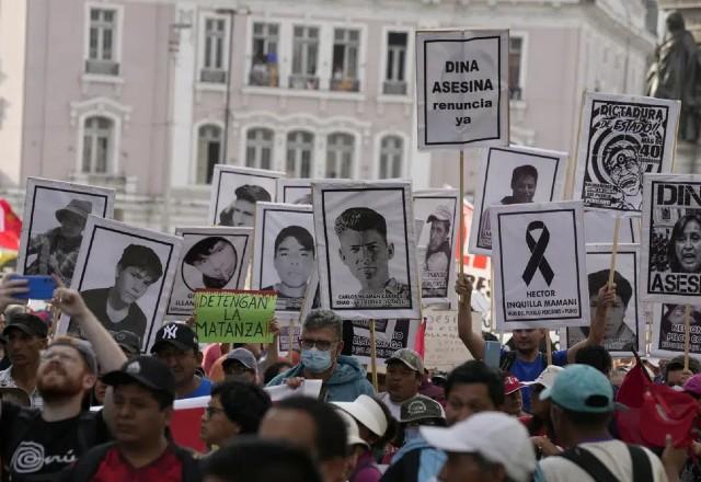 Manifestantes protestam pelas ruas de Lima, no Peru