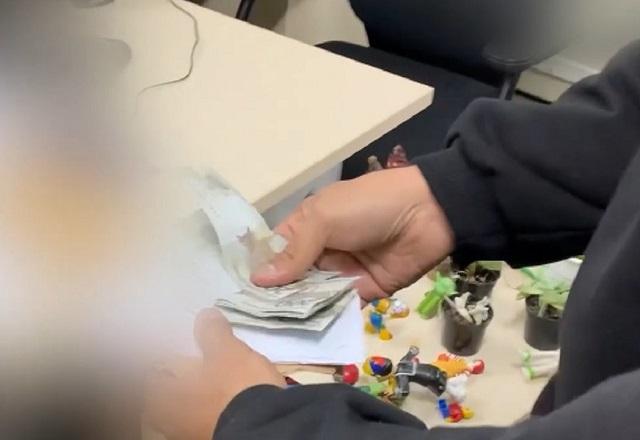 Mão de homem branco contando notas de dinheiro dentro de sala de trabalho