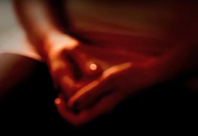 Mãos de menina em silhueta e ambiente escuro para não identificá-la