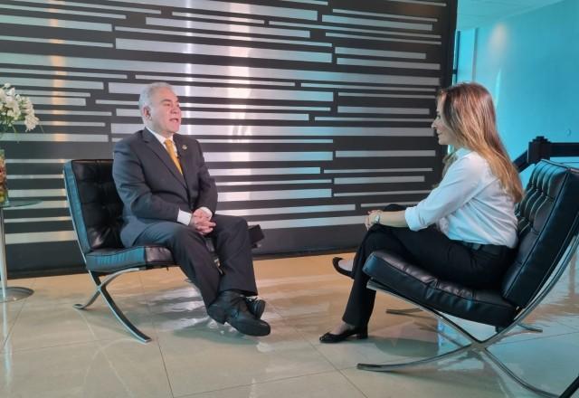 Marcelo Queiroga e a repórter Flavia Travassos