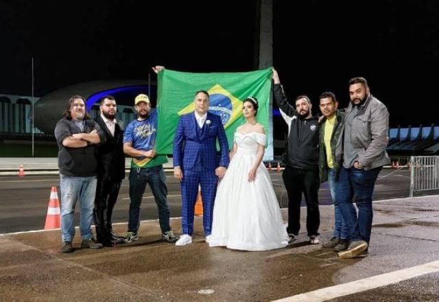 Marco e Letícia Montezuma vestidos de noivos
