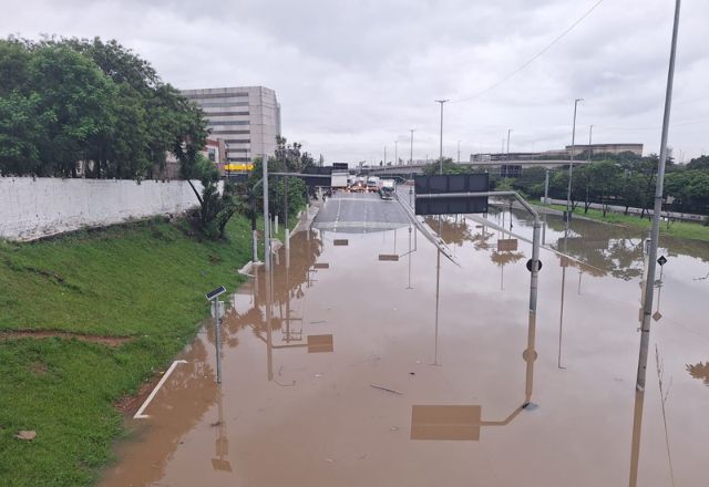 SP: Marginal Tietê registra alagamentos e pontos intransitáveis em ambos os sentidos