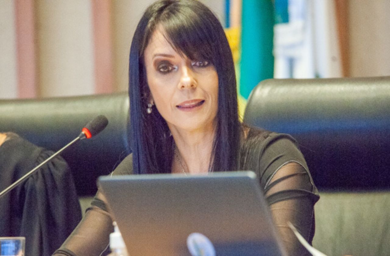 Moraes decreta prisão domiciliar de condenada por tentativa de golpe em 2022 Moraes decreta prisão domiciliar de condenada por tentativa de golpe em 2022