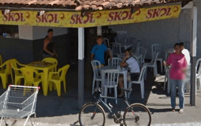 Marília sentada em bar de sua mãe Ruth em Goiânia (GO) | Reprodução/Google Street View
