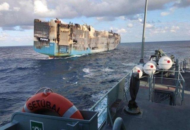 Navio levava quase 4 mil veículos, que incluíam marcas como Porsches, Bentleys, Audi e Lamborghini | Reprodução/Marinha