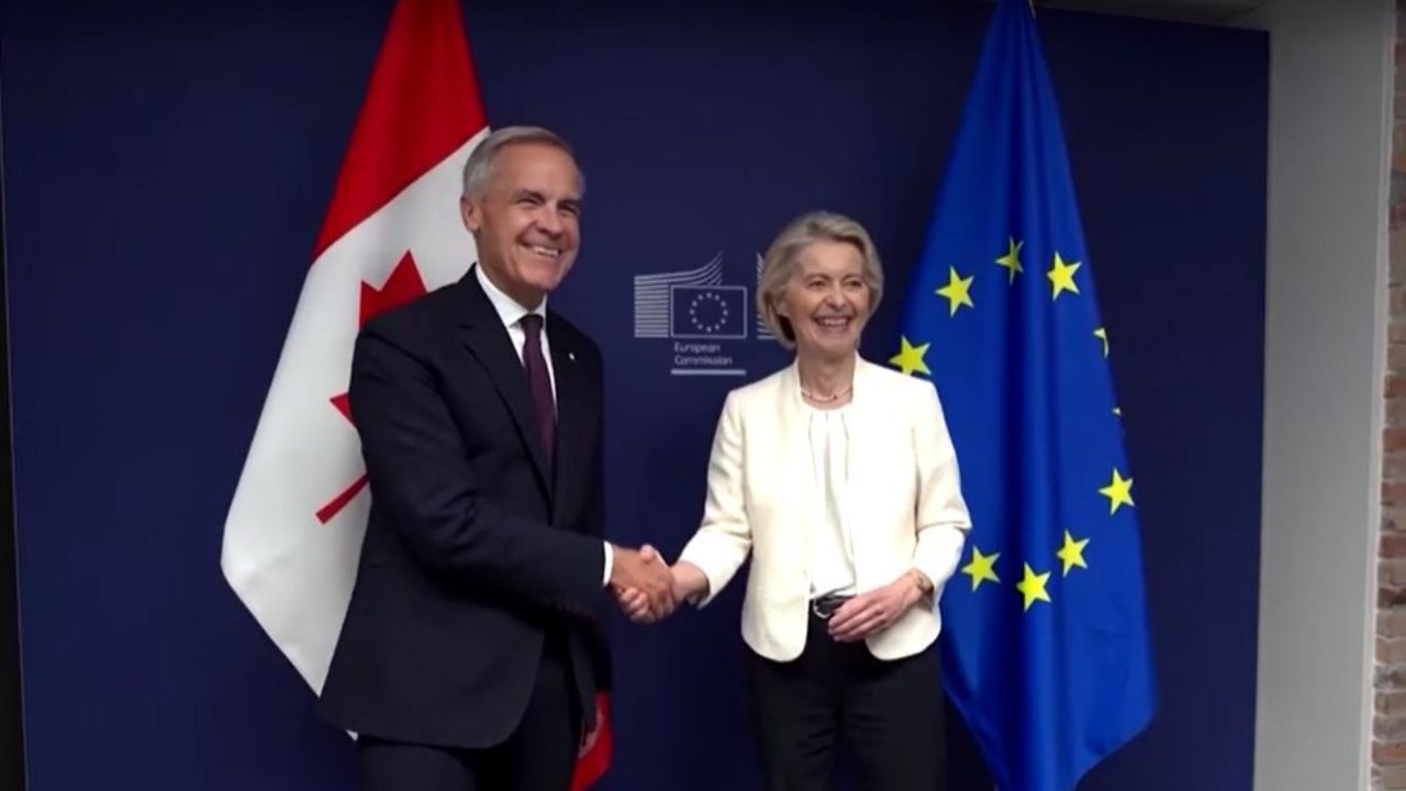 Encontro entre Mark Carney e Ursula von der Leyen durante o Estado da União no Parlamento Europeu, em Estrasburgo, na França | Reprodução/Reuters