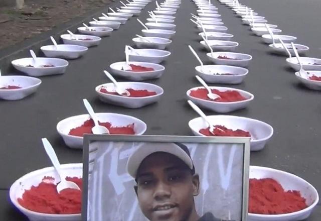 Marmitas com areia e foto de jovem morto pela polícia durante protesto em SP