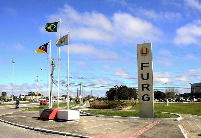 Mastro com bandeiras e totem com letreiro universitário