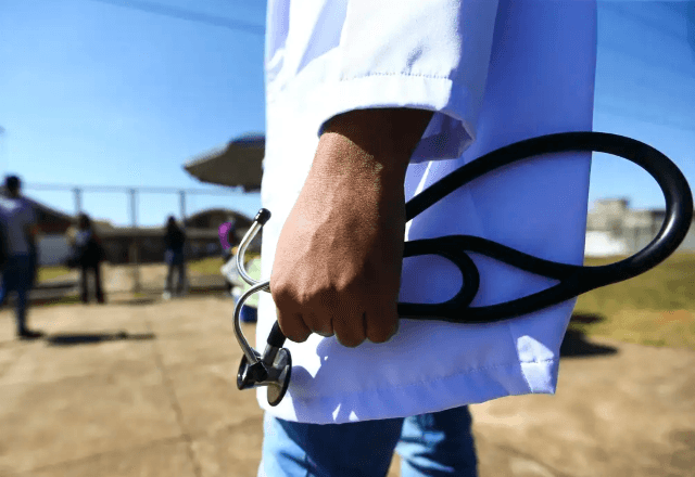 Medicina terá carga horária presencial maior do que outros cursos, diz decreto com regras sobre EAD