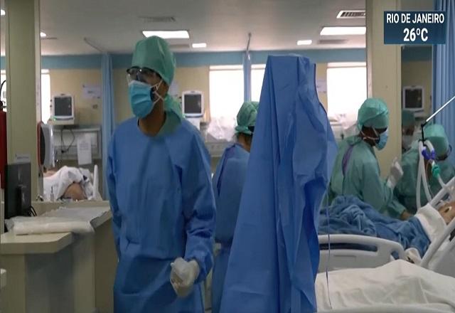 Médicos e enfermeiros se preparam para realizar cirurgia em leito hospitalar (SBT Jornalismo)