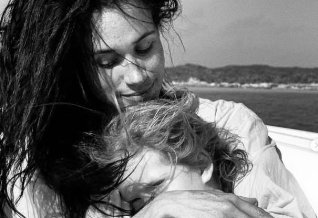 Meghan Markle e príncipe Harry celebram 4 anos da filha com vídeo inédito do nascimento
