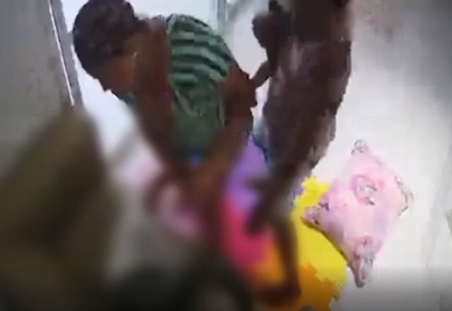 Melina Esteves França agredindo a babá Raiana Ribeiro em Salvador
