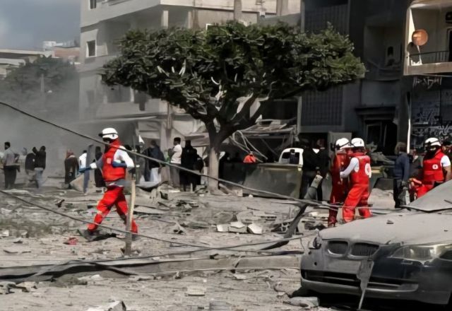 Membros da Cruz Vermelha em um dos bairros de Beirute atingidos por bombardeios de Israel | Reprodução/X @RedCrossLebanon