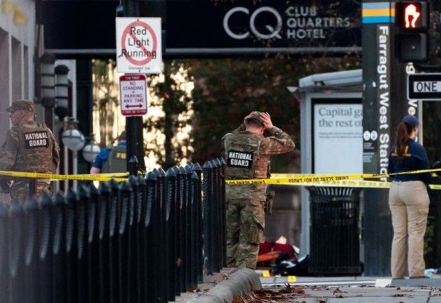 Membros da Guarda Nacional dos EUA em local de ataque em Washington | 26/11/2025/Reuters/Nathan Howard