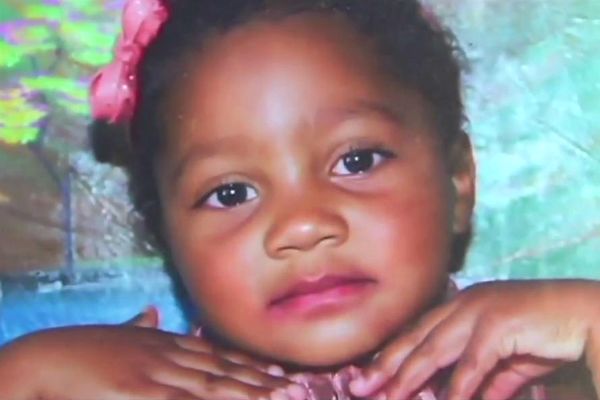 Menina de 5 anos é estuprada e assassinada pelo vizinho Menina de 5 anos é estuprada e assassinada pelo vizinho