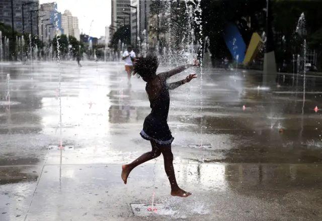 Menina em uma fonte de água