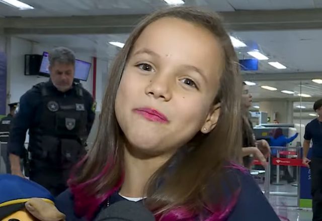 Menina sonha em ser policial de aeroporto