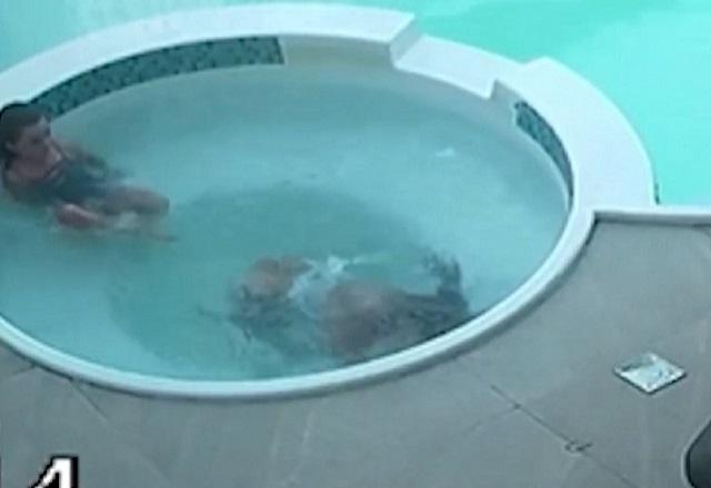 Meninas dentro de piscina, com uma sofrendo afogamento ao ter cabelos sugados