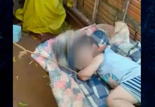 Menino de 2 anos tem pescoço amarrado com coleira por tio-avô