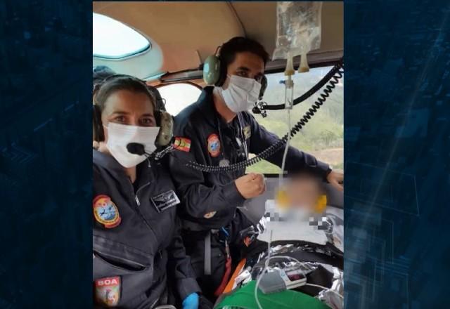 Menino sendo transportado para hospital