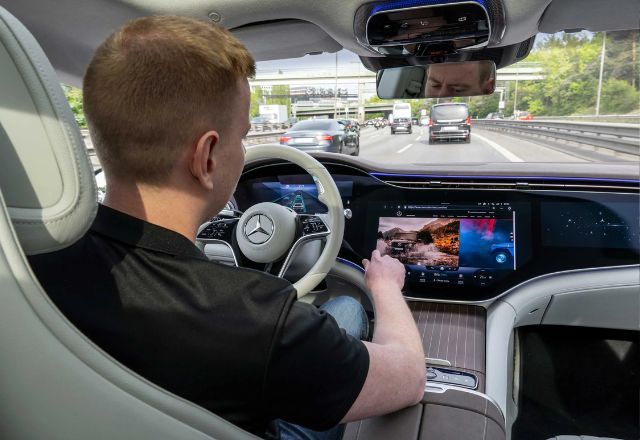 Mercedes-Benz supera Tesla e já vende carro autônomo nível 3, que permite ao motorista tirar os olhos da pista e as mãos do volante em algumas situações | Divulgação/Mercedes-Benz