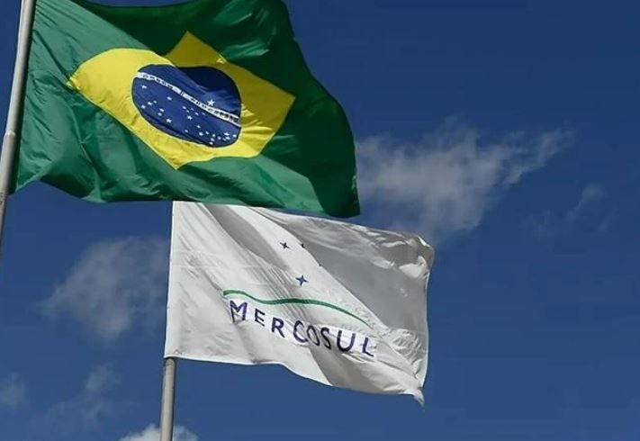 Bandeiras do Brasil e Mercosul tremulando | Marcos Oliveira/Agência Senado)