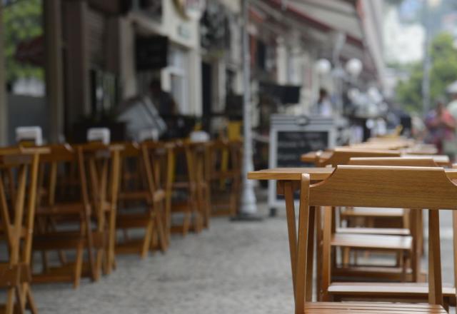 Mesa de bar vazia durante a tarde no Rio de Janeiro
