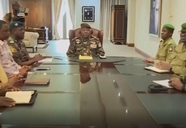 Mesa de sala de reuniões com vários militares reunidos