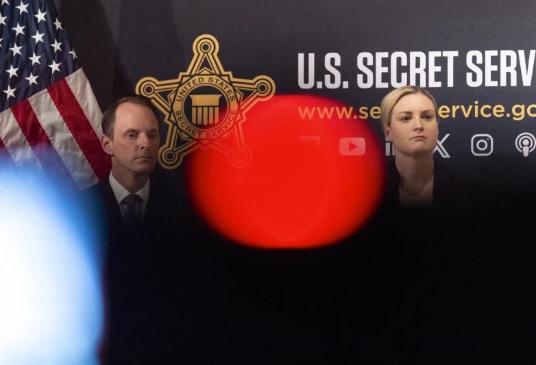 Michael Hensle (FBI) e Audrey Gibson-Cicchino (Serviço Secreto EUA) / Foto: AP Photo/Jae C. Hong