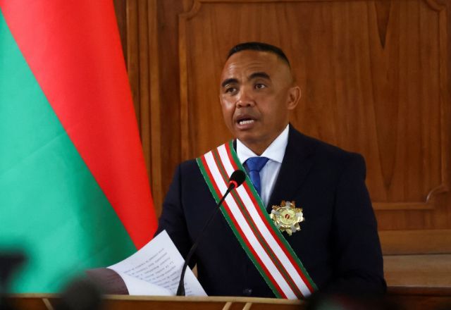 Coronel Michael Randrianirina toma posse em Madagascar 17/10/2025 | Foto: REUTERS/Siphiwe Sibeko