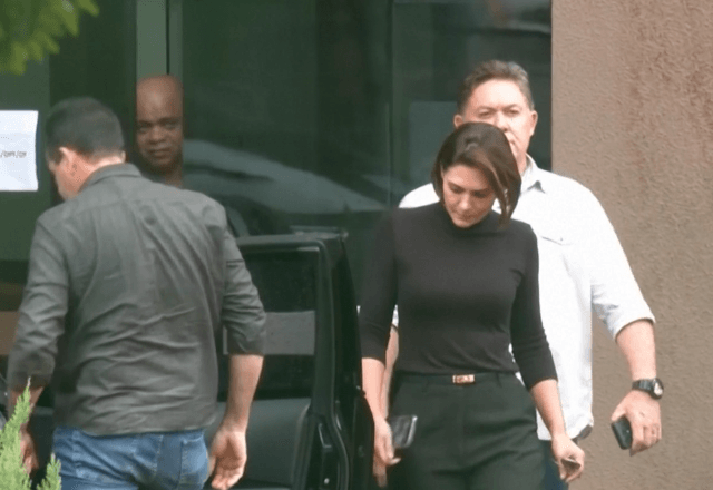 Michelle Bolsonaro (PL) em visita ao ex-presidente na prisão, no último domingo (23) | Reuters