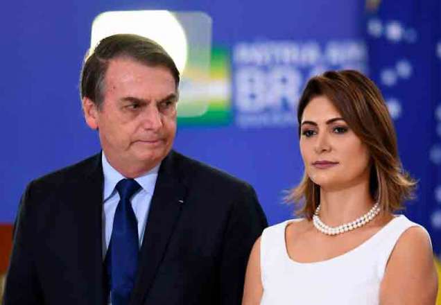 Michelle Bolsonaro faz exame para Covid-19 após presidente testar positivo Michelle Bolsonaro faz exame para Covid-19 após presidente testar positivo