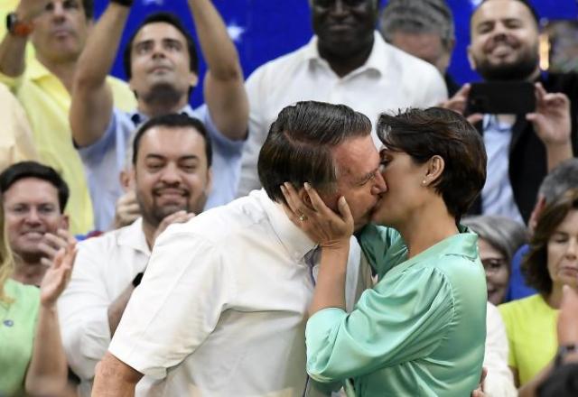 Após pressão do QG de campanha, Michelle discursa por Bolsonaro Após pressão do QG de campanha, Michelle discursa por Bolsonaro
