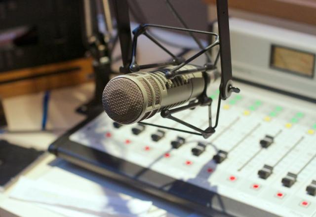 Microfone e mesa de gravação de rádio