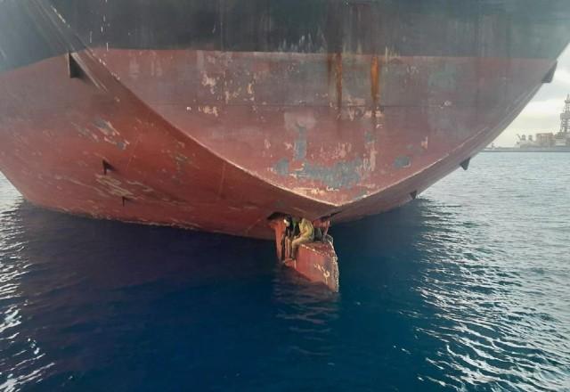 Migrantes nigerianos encontrados em leme de navio ao tentar chegar na Espanha ilegalmente