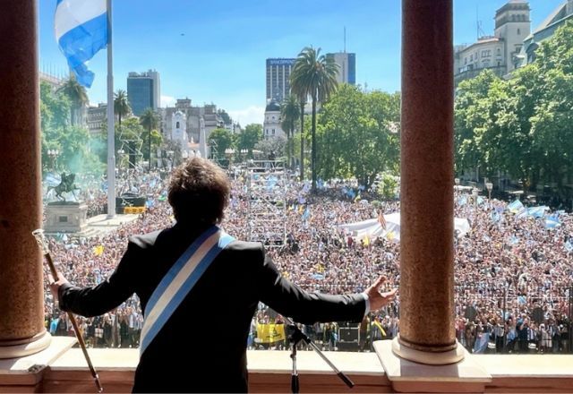 Milei ainda tem apoio de parte da população, mas tem pouco espaço para errar | Instagram/casarosadaargentina