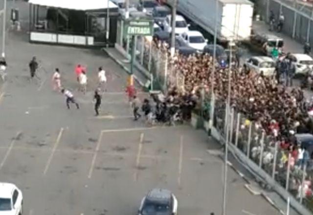 Milhares de pessoas esperam no portão da Loja VestCasa