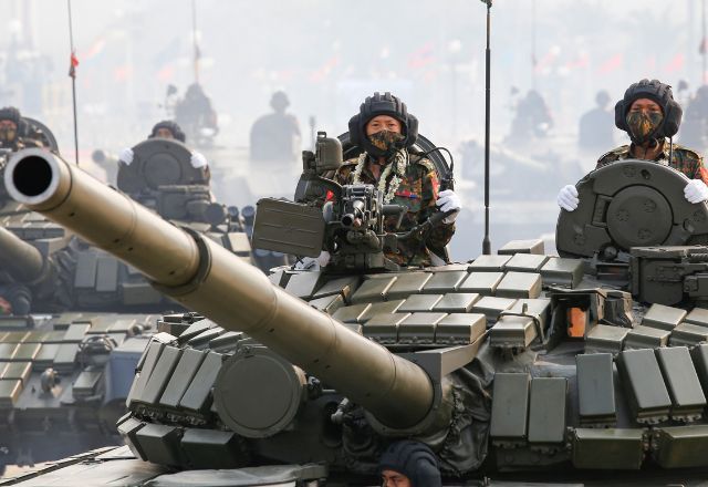 Militares participam de desfile em Naypyitaw, Mianmar