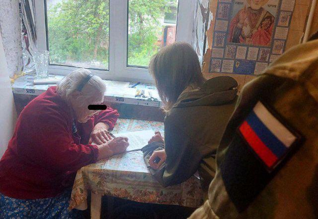 Militares russos estão batendo de porta em porta obrigando os moradores a revogar a cidadania ucraniana | República Popular de Luhansk