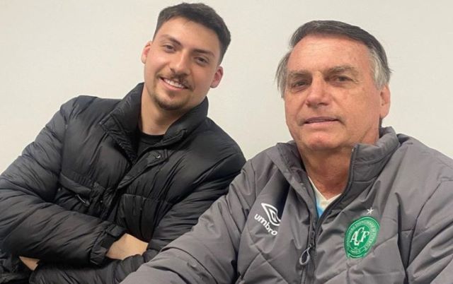 Ministério Público denuncia filho 04 de Bolsonaro por lavagem de dinheiro
