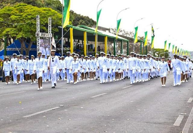 Militares da Marinha desfilando em Brasília no 7 de Setembro de 2022 (Igor Soares e Hamilton Garcia/Ministério da Defesa)